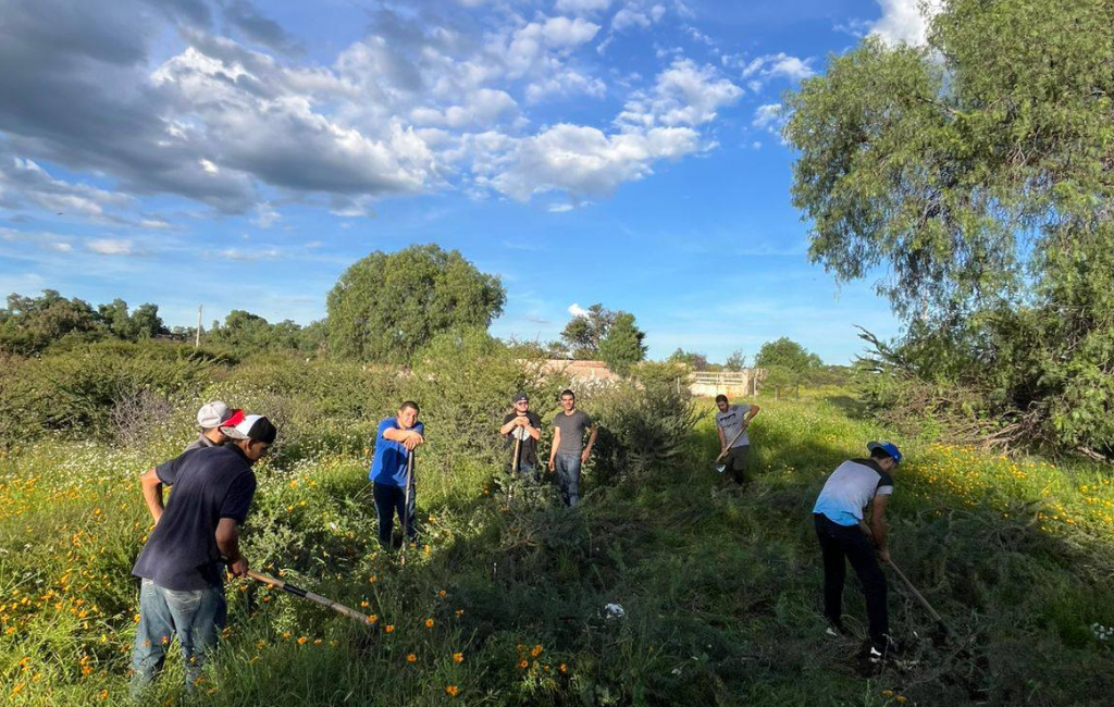 Estudiantes de la Normal Rural “J. Guadalupe Aguilera” participan en jornada de limpieza comunitaria